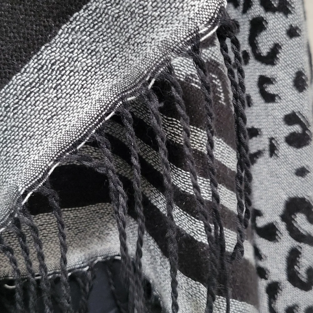 Southern Stitch Women's Leopard Knit Woven Poncho Cape O/S Black Gray Fringe - Picture 8 of 12